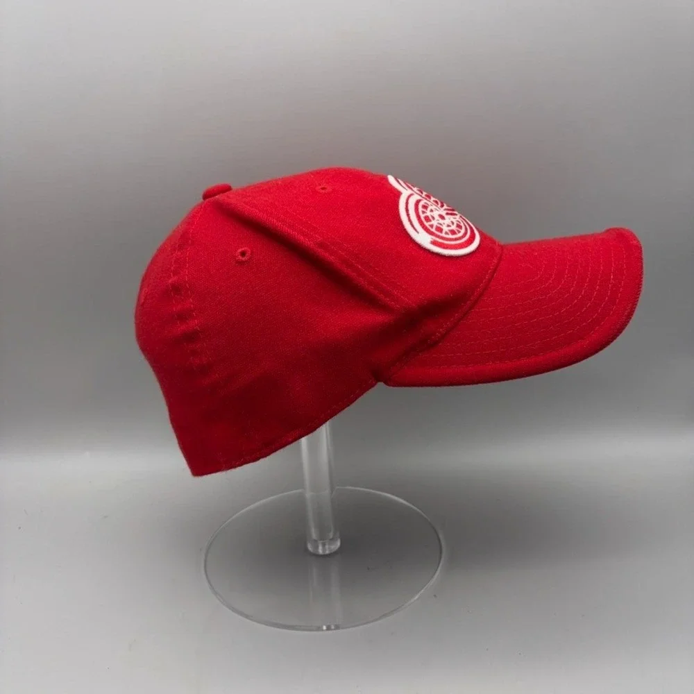 Detroit Red Wings Hat Men S/M Red Embroidered NHL Hockey Cap American Needle